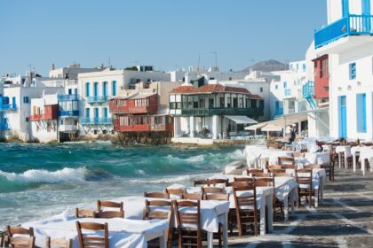 Grèce : le nombre de touristes à un niveau record malgré la canicule et les feux
