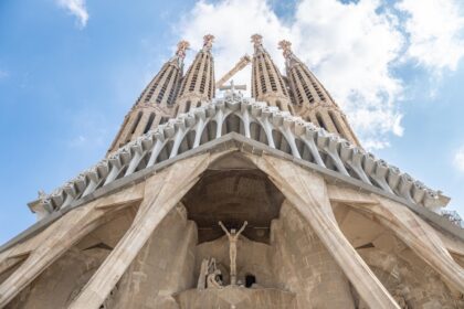 La Sagrada Familia de Barcelone illumine ses nouvelles tours